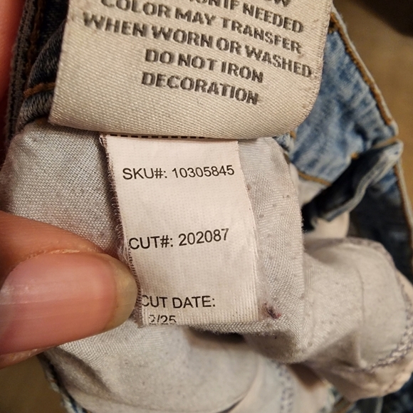 Torrid 3.5" Light Wash Cut Off Raw Hem Distressed Jean Shorts Size 16 - Picture 9 of 11